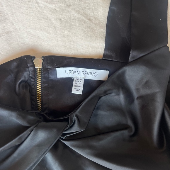 Urban Revivo Satin Bustier Crop Top, in US 8 (fits more like US 4/6) 🖤 - Picture 3 of 4